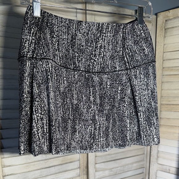 lululemon athletica Dresses & Skirts - Lululemon Lost In Pace Skirt Size 8 Air Time White Black Athletic Skort